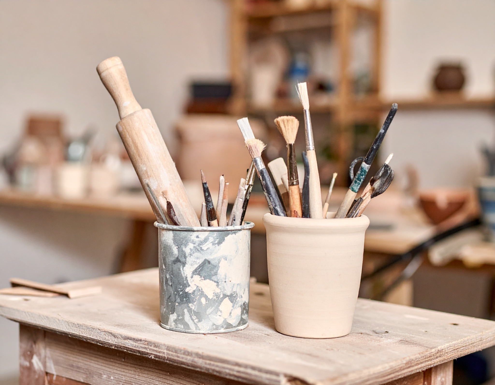 Hände formen Ton in einem Studio, neutral dokumentarischer Stil